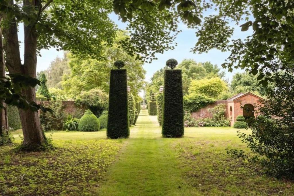 Cressy Hall - Historic Grade II Listed Manor, Gorgeous Topiary Garden Gosberton 外观 照片