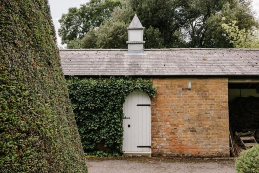 Cressy Hall - Historic Grade II Listed Manor, Gorgeous Topiary Garden Gosberton 外观 照片