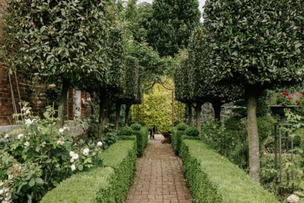 Cressy Hall - Historic Grade II Listed Manor, Gorgeous Topiary Garden Gosberton 外观 照片